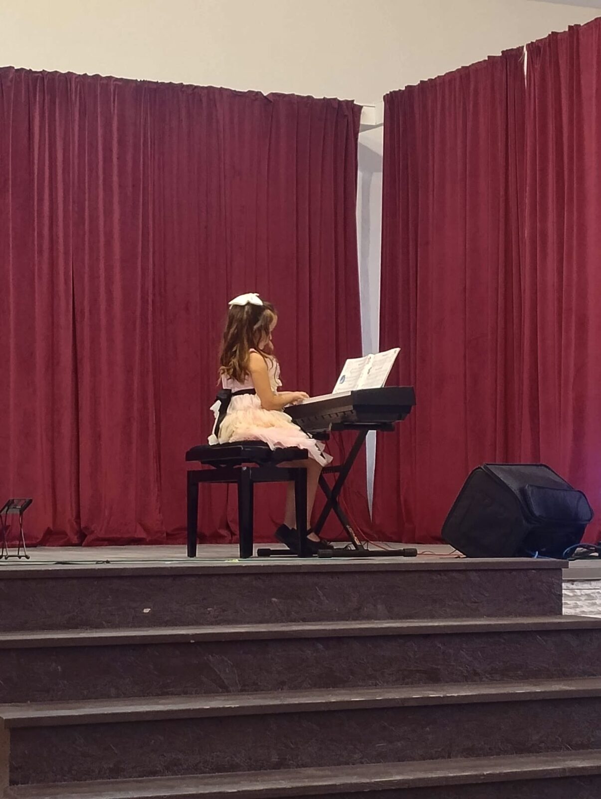 Moment de pe scenă la un concert al academiei 25